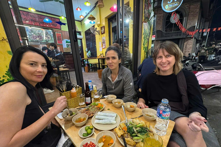 Hanoi Street Food Tour: Female Riders Motorbike & Sunset Priavte tour with female riders