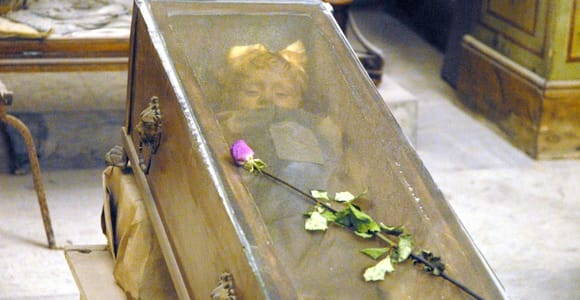 Beyond the veil: Catacombs and Cemeteries of Palermo/Guide