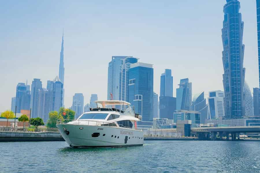 Dubai: Yachtfahrt auf dem Wasserkanal mit Getränken & toller Aussicht. Foto: GetYourGuide Dubai: Yachtfahrt auf dem Wasserkanal mit Getränken & toller Aussicht. Foto: GetYourGuide