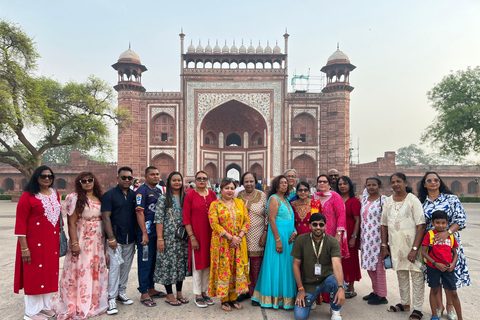 Från Delhi: Agra övernattningstur med Fatehpur SikriRundtur med 5-stjärnigt hotellboende.