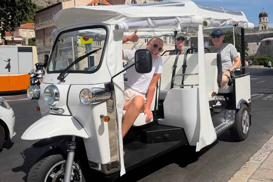 Dubrovnik: E-Tuk-Tuk-Fototour mit Guide vor Ort & Aussichten. Foto: GetYourGuide Dubrovnik: E-Tuk-Tuk-Fototour mit Guide vor Ort & Aussichten. Foto: GetYourGuide