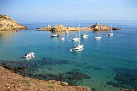 Baia di Fornells: Tour a vela della costa nord di MinorcaTour di un giorno intero condiviso