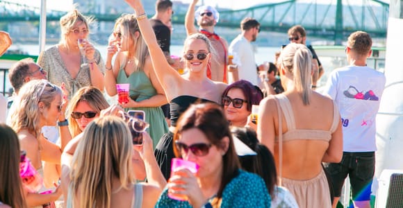 Budapest: Sightseeing River Cruise with Unlimited Cocktails