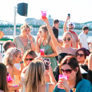 Budapest: crociera fluviale panoramica con cocktail illimitati