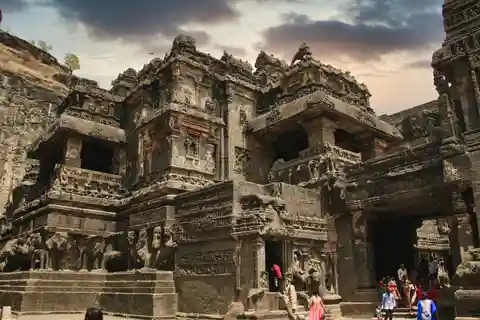From Shirdi: 2-Day Ajanta and Ellora Caves Guided Tour