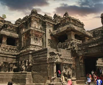 De Shirdi: Visita guiada de 2 dias às grutas de Ajanta e Ellora