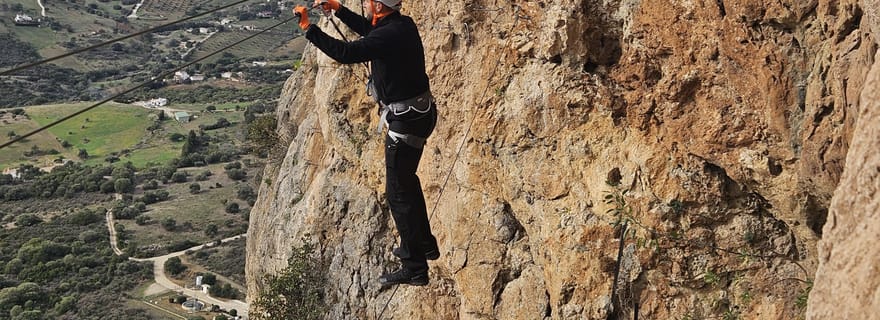Depuis Estepona : Visite guidée d'escalade de la Vía Ferrata de Casares