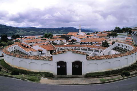 Depuis Bogota : découverte du village de Guatavita, de la lagune et de la &quot; Casa Loca &quot;.