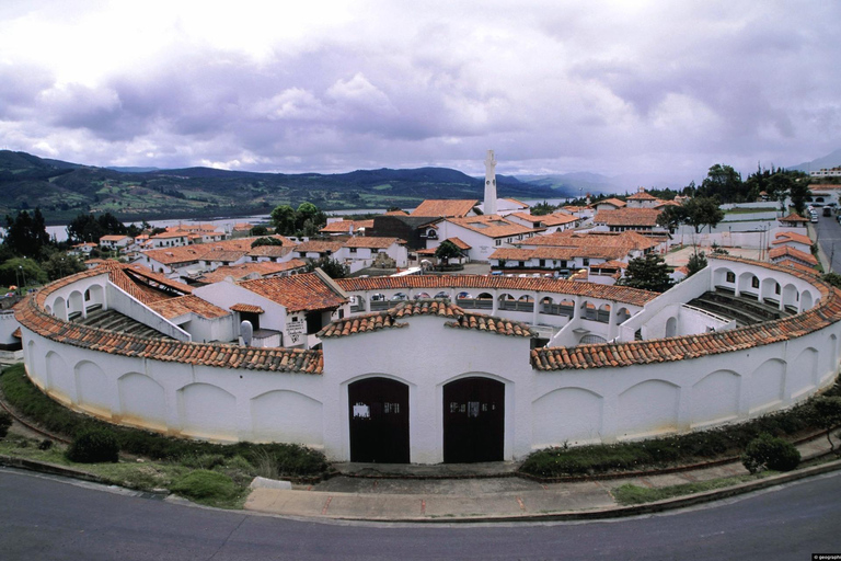 Från Bogota: Utforska byn Guatavita, lagunen och &quot;Casa Loca&quot;.