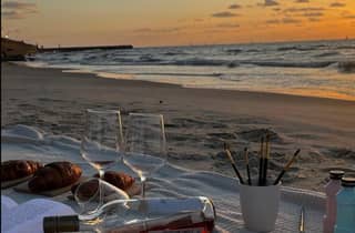 Malerlebnis bei Sonnenaufgang am Strand von Valencia mit Picknick
