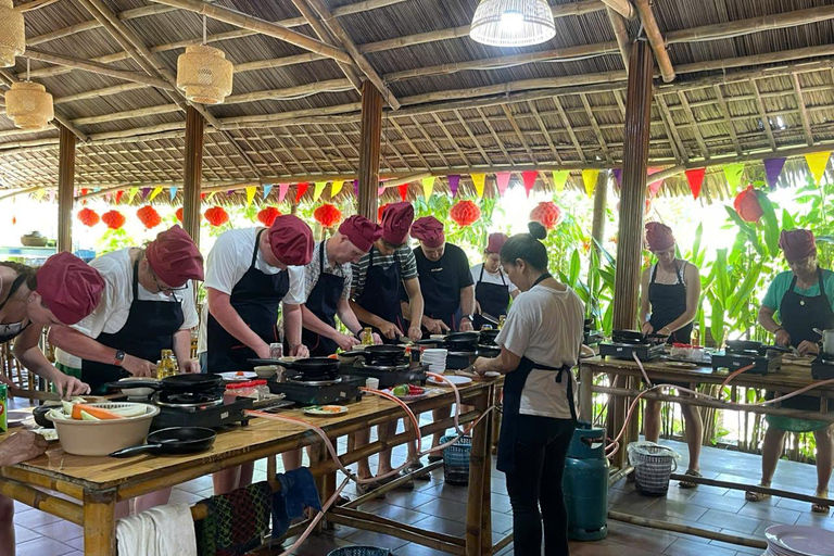 Hoi An: Market Tour, Cooking Class, and Basket Boat