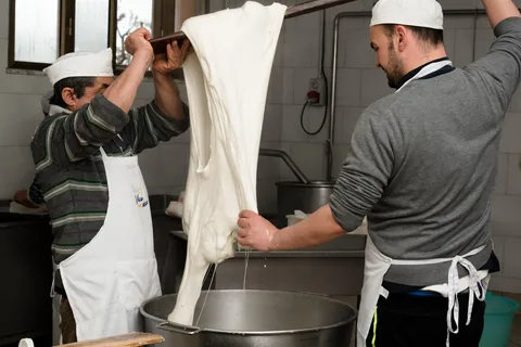 Sorrente : atelier de fabrication de mozzarella à Vico Equense