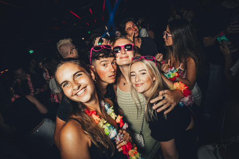 Sydney: Passeio noturno em um pub com guia localSydney: Night Out Pub Crawl com guia local