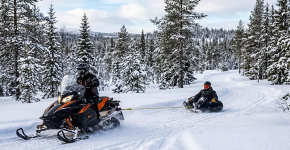 Kiruna: Snowtubing & Snowmobile Sled Tour with Lunch