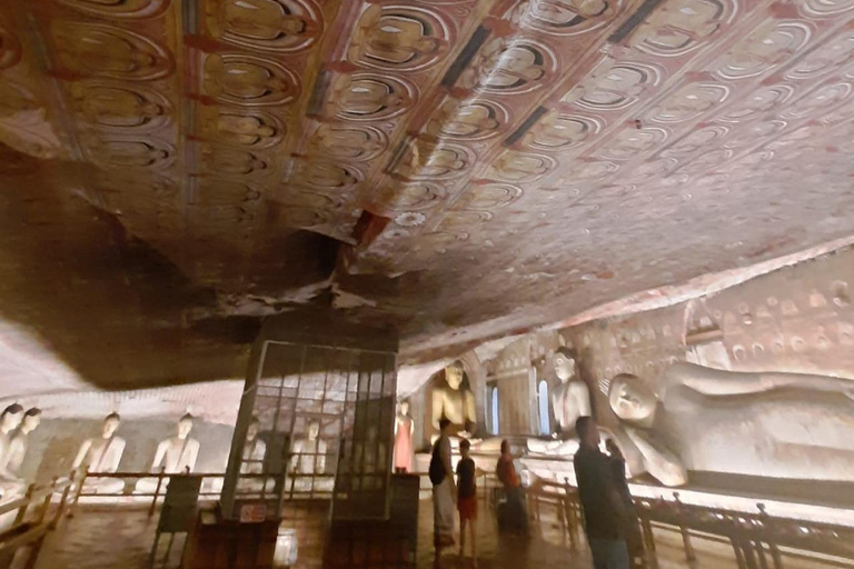 De Kandy: Sigiriya, visita guiada a Dambulla e chegada a TrincoDe Kandy: Sigiriya, Dambulla e Trinco Drop