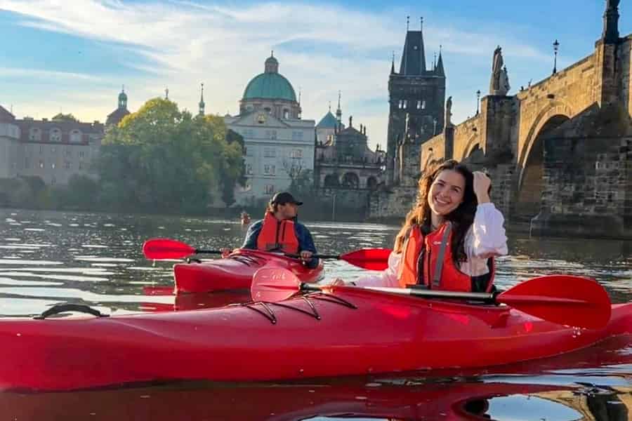 Prag: Kajak-Tour zur Karlsbrücke und zu versteckten Kanälen. Foto: GetYourGuide Prag: Kajak-Tour zur Karlsbrücke und zu versteckten Kanälen. Foto: GetYourGuide
