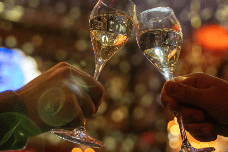 Vienna: concerto di Strauss dal vivo con cantante, orchestra e spettacolo di luciCategoria VIP: 1 - Seconda fila (incluso libretto del programma del concerto)