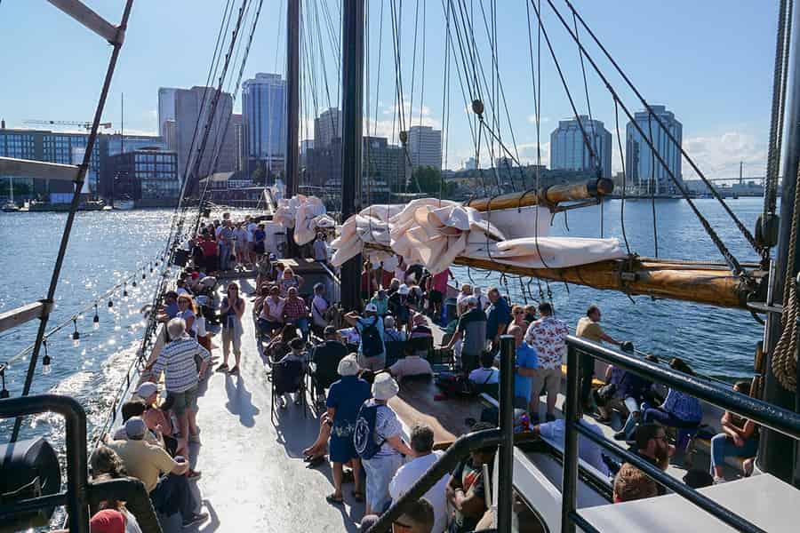 Halifax: Segeltörn im Tall Ship Harbor mit Live-Musik. Foto: GetYourGuide