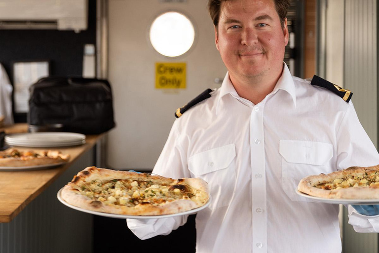 Estocolmo: Crucero por la ciudad con pizza frescaCrucero con pizza vegana Funghi recién hecha