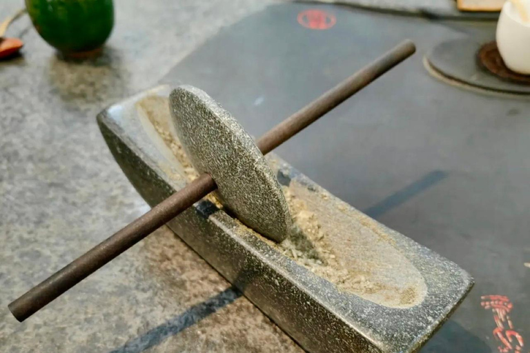 Guangzhou: Shamian Island Walk and Zen Tea Masterclass