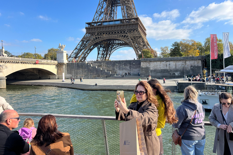 Paris: Seine River Sightseeing Cruise with Parisian Macaron Paris: Seine Day/Evening Cruise & Macaron Experience