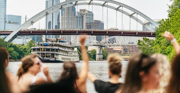 Nashville: Pontoon Party Cruise mit einem Kapitän