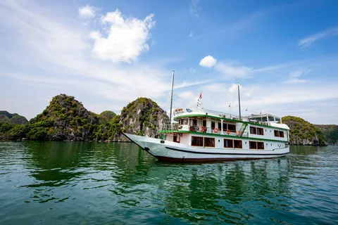 Cat Ba: Lan Ha Bay cozy cruise 2D ,small group, bike, kayak