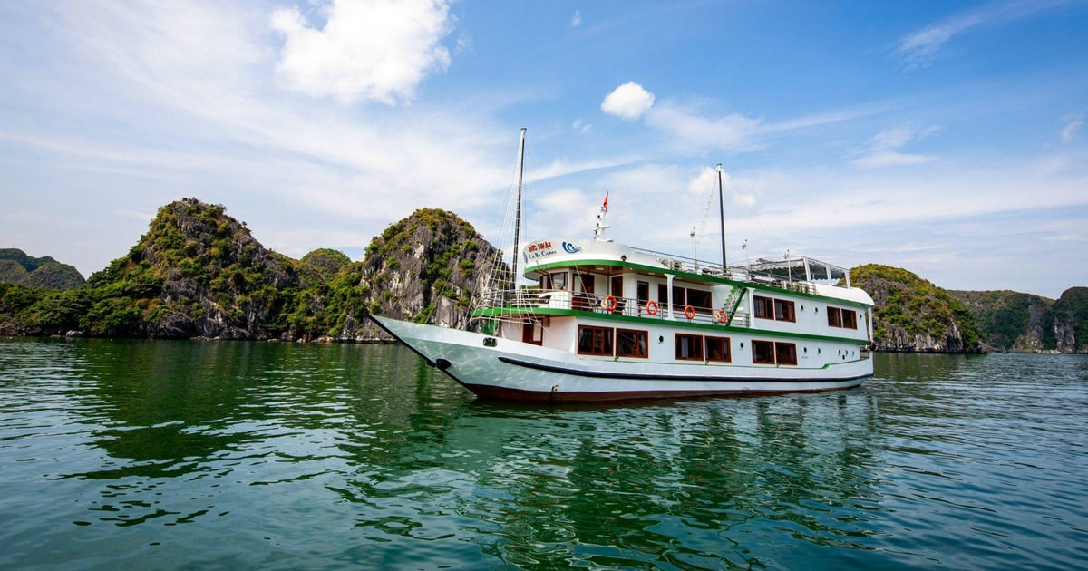 cat-ba-en-halong-lan-ha-bay-hyggelig-b-d-cykling-kajak