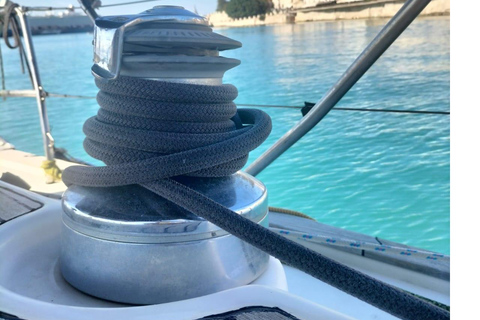 Syracuse: Guided sailing tour of Ortygia Island with a swim stop
