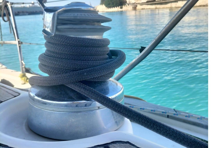 Syracuse: Guided sailing tour of Ortygia Island with a swim stop