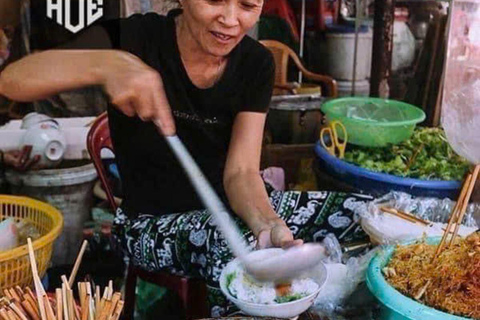 Hue: Excursão gastronómica a pé com serviço de busca no hotel e guia localTour gastronómico de rua em Hue de bicicleta