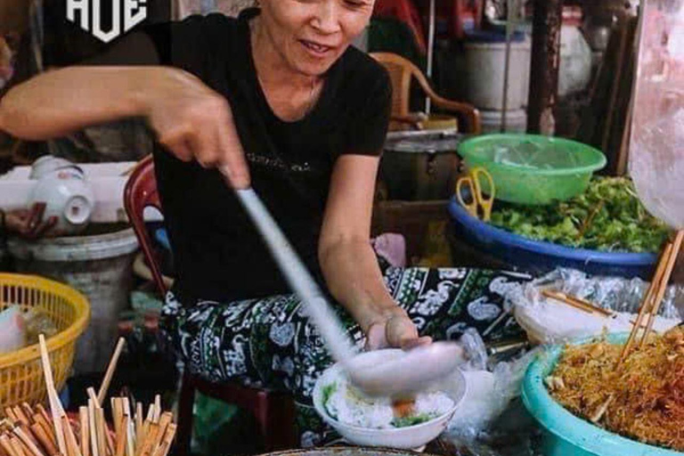 Hue: Excursão gastronómica a pé com serviço de busca no hotel e guia localTour gastronómico de rua em Hue de bicicleta