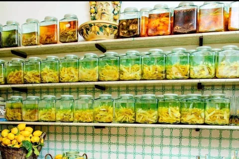 Amalfi: Limoncello Factory Guided Tour with Tastings