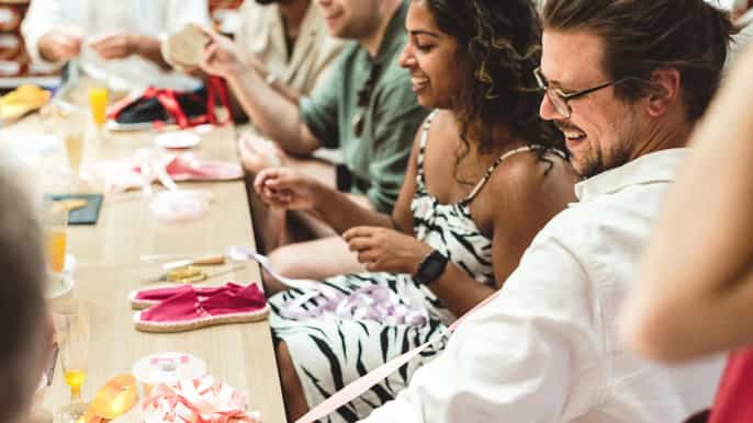 Sevilla: Taller de fabricación de alpargatas con aperitivos y bebidas