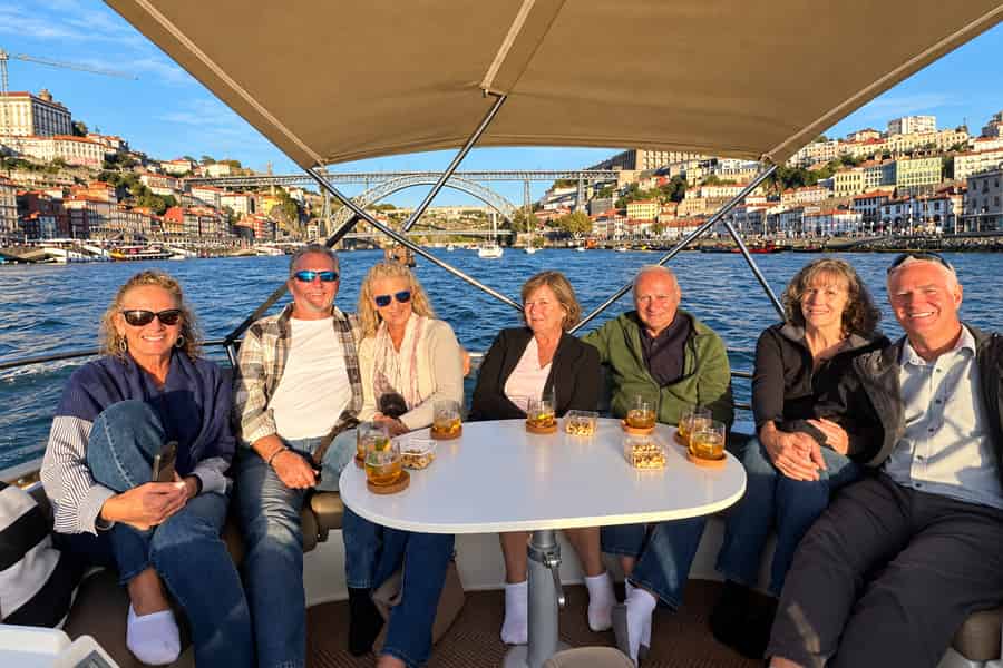 Porto: Luxus-Bootstour mit 7 Brücken, Portweinprobe & Sonnenuntergang. Foto: GetYourGuide Porto: Luxus-Bootstour mit 7 Brücken, Portweinprobe & Sonnenuntergang. Foto: GetYourGuide