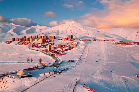 Ski à El Colorado : billet, cours, transport, option vêtementsLieu de rendez-vous : Plaza de Armas + équipement pour la neige