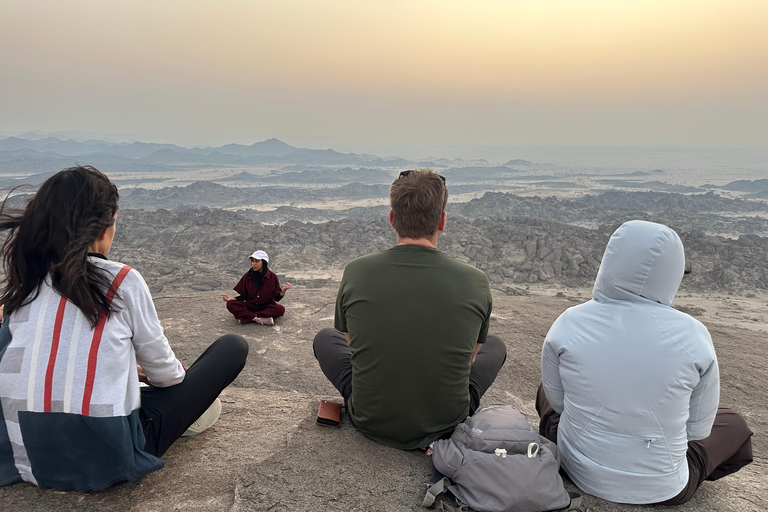 Jeddah: Moon Mountain Hiking and Sunset Yoga