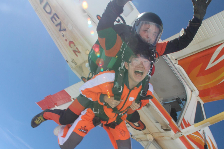 Prague: Tandem Skydiving 14,000 feet / free transfers