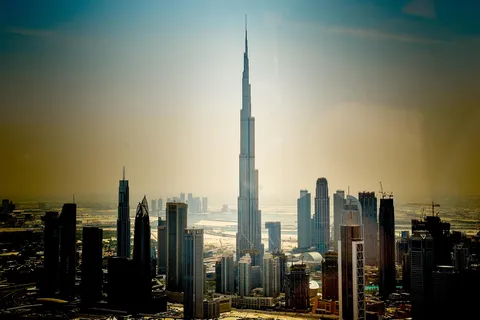 Fra Dubai til Abu Dhabi: Helikopter-bytransport