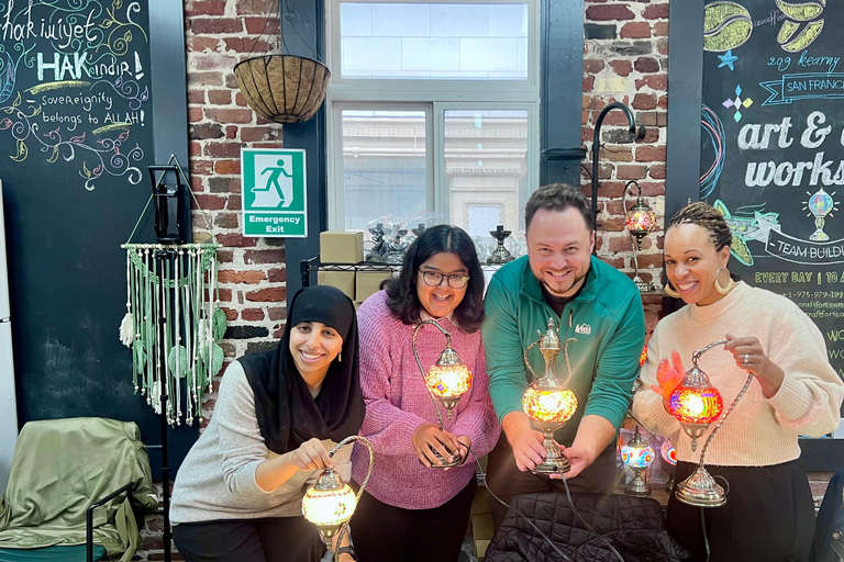 San Jose: laboratorio di lampade a mosaico turcheSan Jose: Laboratorio di lampade a mosaico turche