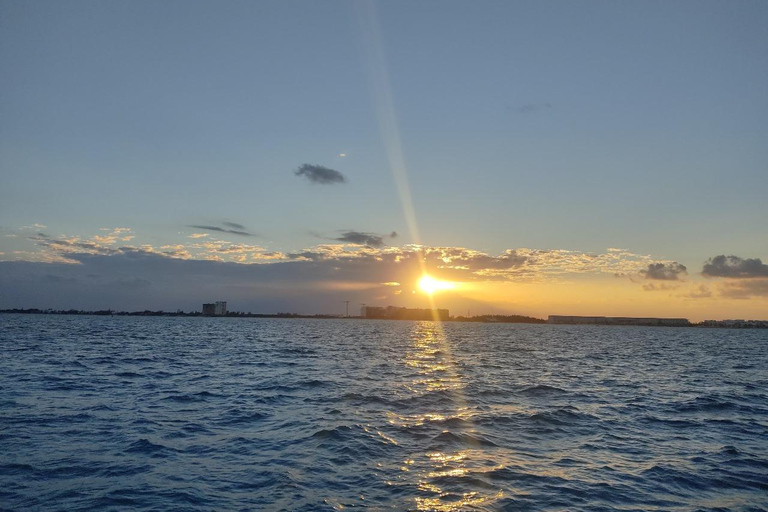 Żeglowanie o zachodzie słońca na Isla Mujeres z transferem do Cancún"Żeglowanie o zachodzie słońca do Isla Mujeres z transferem do Cancún"