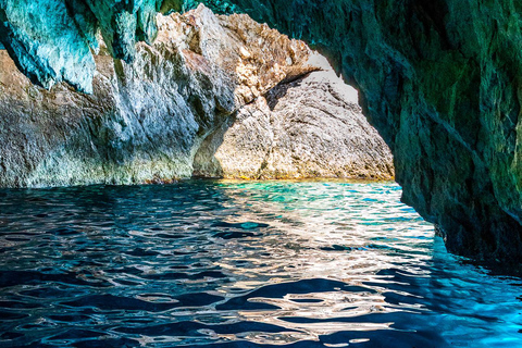 Zakynthos: Shipwreck Beach and Blue Local Caves Boat Cruise