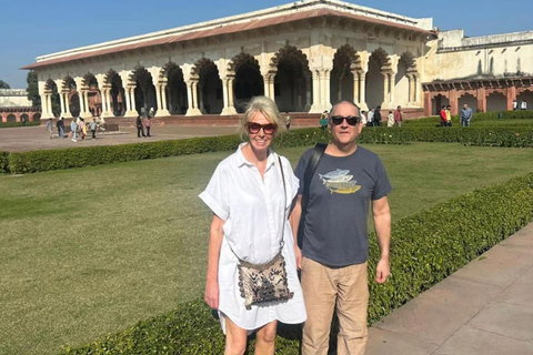 Da Delhi: tour del Taj Mahal e di Agra in treno espresso GatimaanTutto incluso: treno con vagone ristorante, auto, guida, biglietto, pranzo