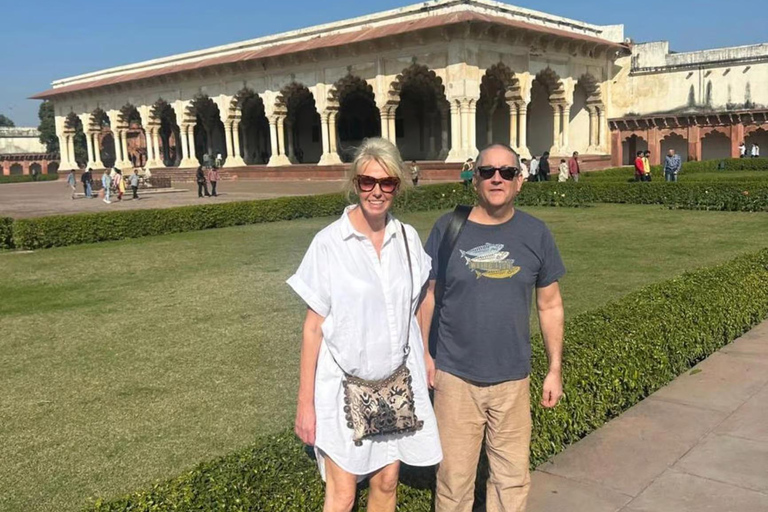 Da Delhi: tour del Taj Mahal e di Agra in treno espresso GatimaanTutto incluso: treno con vagone ristorante, auto, guida, biglietto, pranzo