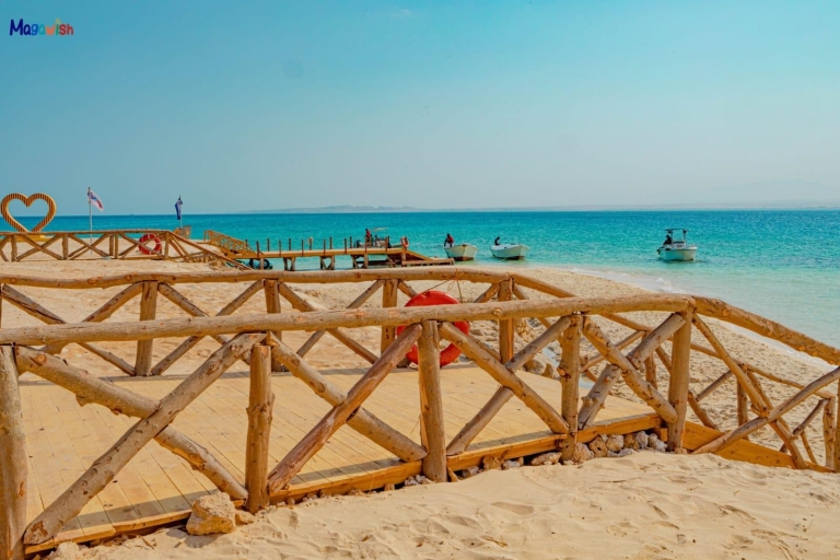 Hurghada : Bateau rapide pour l'île de Magawish avec plongée en apnée et déjeunerHurghada : Excursion en bateau rapide aux îles Magawish avec plongée en apnée