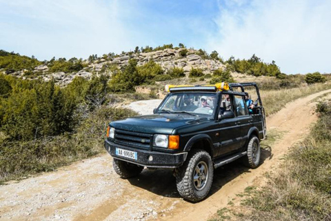 Caravana de mulas y todoterreno en la Montaña de Tomor - BeratCaravana de mulas y todoterreno en la Montaña del Tomor