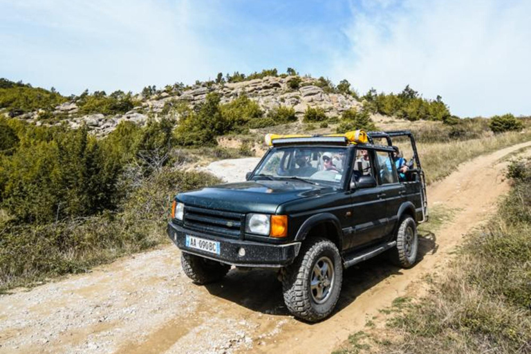 Caravana de mulas y todoterreno en la Montaña de Tomor - BeratCaravana de mulas y todoterreno en la Montaña del Tomor