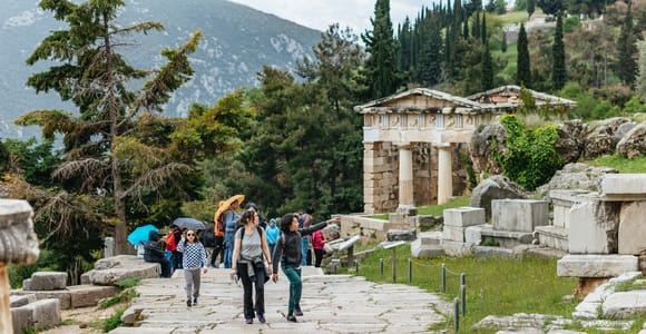 Von Athen: Kleingruppen-Tagestour nach Delphi, Museum & Arachova