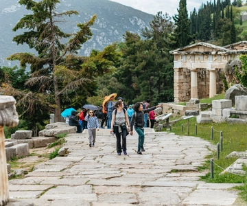 From Athens: Day Trip to Delphi & Arachova with Audio Guide