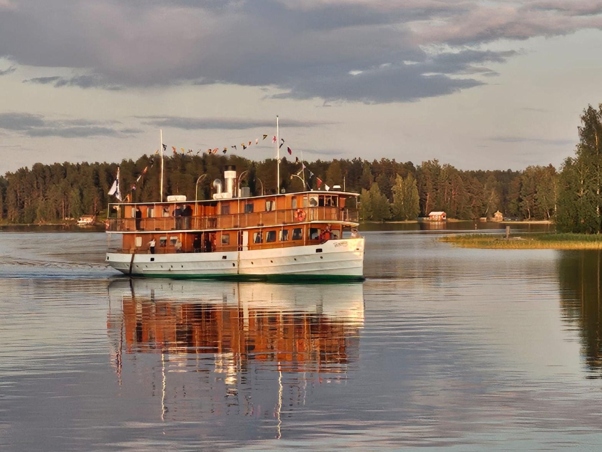Malerische Bootsfahrt auf dem See in Kuopio – s/s Heinävesi auf dem Kallavesi-See